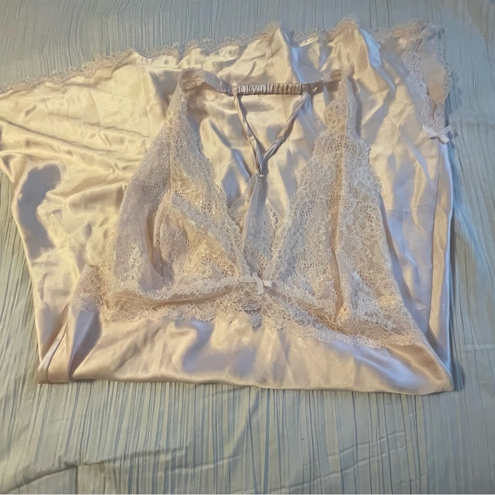Victoria’s Secret vintage lace gown négligée light‎ peach color size extra large